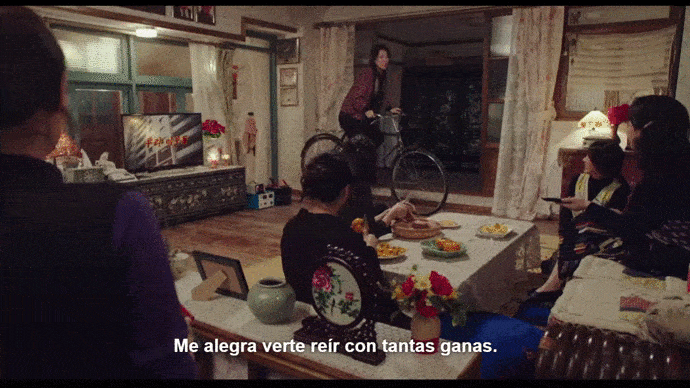 Opinión Crash Landing On You - Imagen en la que hacne bicicleta para conseguir electricidad