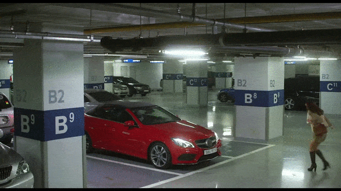 Song Yi saludando a su coche en el Kdrama My Love from the star