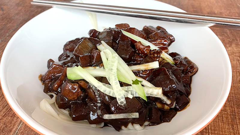 Receta jajangmyeon de cerdo y calamar