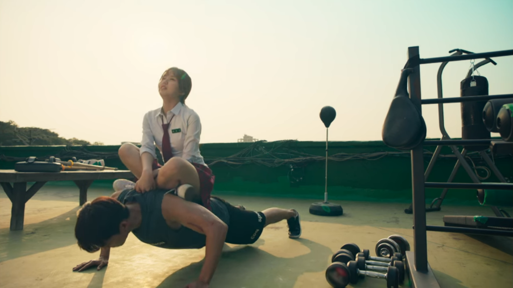 Let's fight ghost  - Bong Pal y Hyun Ji  haciendo deporte en la terraza